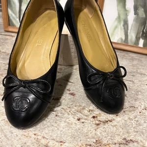 Authentic Chanel flats in nice condition! Size 38